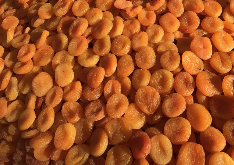 Malatya'da pazarda kuru kayısı