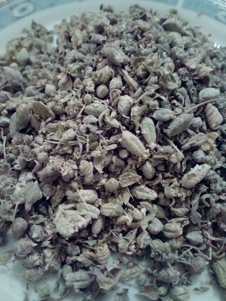 Kurutulmuş, saplarından ayrılmış kekik